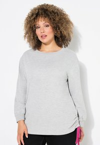 Maglia a maniche lunghe grigia chiara con scollatura rotonda, con dettagli laterali arricciati e cordini rosa a contrasto all'orlo.