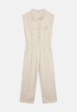 Beige ärmelloser Jumpsuit aus Baumwolle, mit Kragen, durchgehender Knopfleiste, elastischem Bund und zwei Cargo-Taschen an den Beinen.