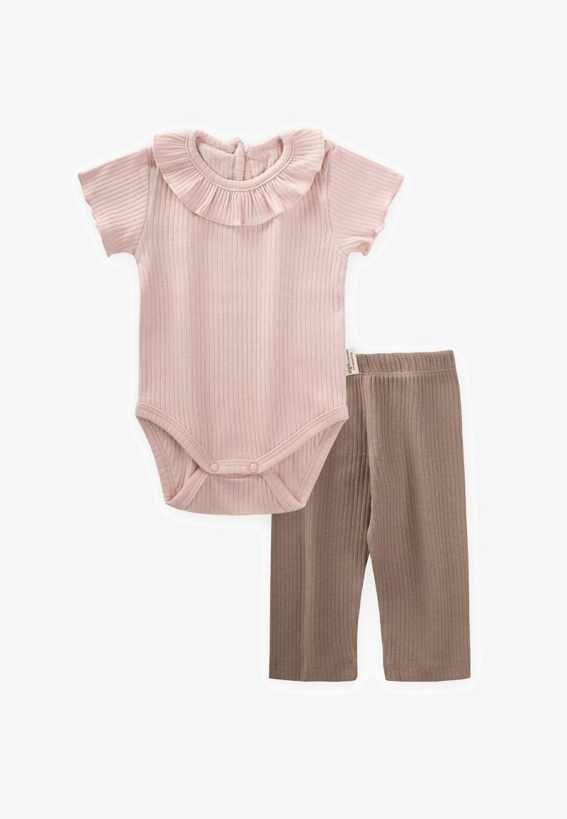 Roza rebrasta bodysuit z nabrano oblazinjenjem, v kombinaciji z rjavimi rebrastimi hlačami. Obe imata mehko teksturo in preproste, neopazne oblikovalske podrobnosti.