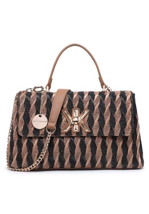 Sac à main tissé noir et beige avec poignée supérieure, bandoulière chaîne dorée, fermoir avant avec double logo "K" et étiquette ronde de marque "Kassandra".