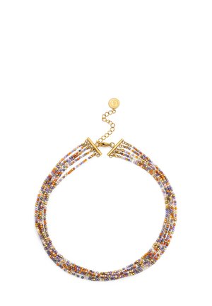 Višeslojni perni ogrlica s zlatnim dijelovima. Perle u ljubičastoj, narančastoj i zlatnoj boji, s lančanim produžetkom za prilagodljivu duljinu.