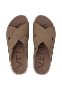 Bruine leren slippers met kruislings gespen, tan inlegzolen en lichtgekleurde rubberen zolen. Voorzien van kleine metalen accenten op de bandjes.