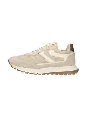 Beige suède sneaker met witte accenten, veters aan de voorkant, gevoerde kraag en bruine gestructureerde zool, zijaanzicht.