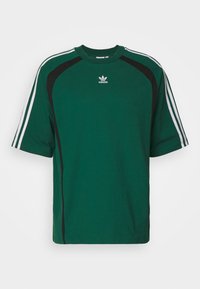 Mörkgrön Adidas kortärmad skjorta med svarta sidor, vita ränder på ärmarna och liten vit Adidas-logotyp på bröstet.