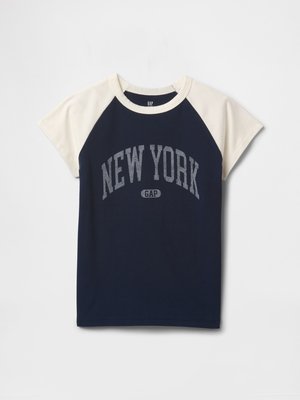 Tumed sinine T-särk kreemjate raglanvarrukatega, millel on rinnal halli tähestikuga sõna "NEW YORK". Puuvillane materjal, mugav lõige.