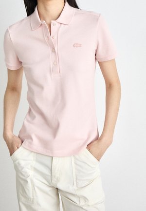 Hellrosa Poloshirt aus Baumwolle, mit klassischem Kragen, Dreiknopfleiste und besticktem Logo auf der linken Brust, mit kurzen Ärmeln.