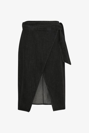 Zwarte denim wikkelrok met een striksluiting, voorzien van een asymmetrische zoom en subtiele textuur, ontworpen voor een getailleerd silhouet.