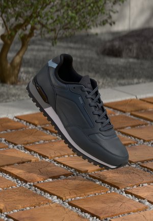 Donkergrijze sneaker met een glad, textuur oppervlak en een witte tussenzool. Heeft een vetersluiting aan de voorkant en contrasterende lichtblauwe accenten.