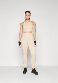Casall SEAMLESS PADDED SPORTS - Top - ecru