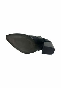 Zapato de tacón negro con tacón bloque y suela de goma. Presenta una parte superior de cuero suave y una puntera redondeada, enfatizando un diseño elegante.