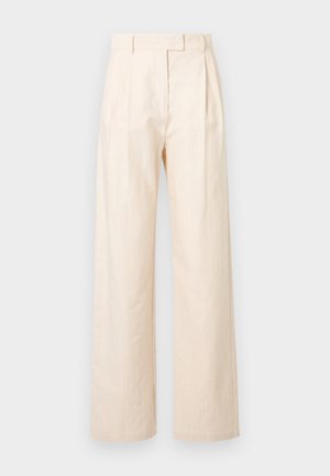 Μπεζ παντελόνι φαρδιάς γραμμής με πιέτες, κατασκευασμένο από υφή ύφασμα. Διαθέτει εφαρμοστό ζωνάκι και καθαρή, ίσια σιλουέτα.