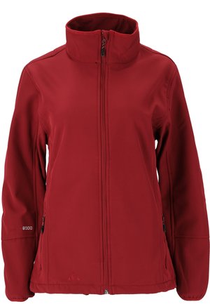 Giacca softshell rossa con colletto alto, zip frontale completa, due tasche laterali e tessuto testurizzato. Presenta il logo e cuciture rinforzate.