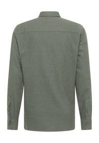 Zielona koszula z długim rękawem, wykonana z teksturowanej tkaniny. Posiada kołnierzyk zapinany na guziki, mankiety z guzikami oraz prostą linię hemu.
