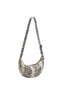 Torebka na ramię w wzór wężowej skóry w kolorze kremowym i czarnym, o zakrzywionym kształcie, z regulowanym paskiem i zamkiem błyskawicznym na górze.