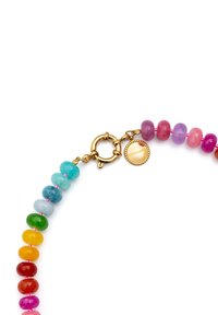 Bunte Perlenarmband mit durchsichtigen, runden Edelsteinen in verschiedenen Farbtönen, einem goldenen Verschluss und einem kleinen Tag mit der Gravur "SINGULAR."