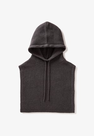 Sudadera sin mangas de color gris oscuro con una textura acanalada, que cuenta con un cordón y un diseño de capucha redondeada.