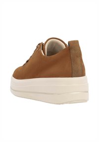 Sneaker in camoscio marrone con una spessa suola in gomma bianca, caratterizzato da una punta arrotondata e accenti minimali, che mostra una texture liscia sulla parte superiore.