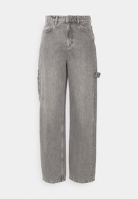 Pantalones cargo de denim gris con un corte holgado, cintura alta, bolsillos frontales y un bolsillo lateral; presentan un ligero desgaste y costuras en contraste.