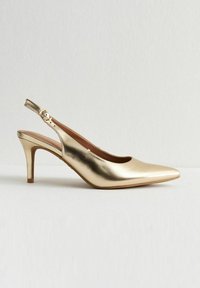 Talons hauts slingback en métal doré avec un bout pointu, un design mince, hauteur de talon de 7 cm et une sangle réglable avec boucle. Texture lisse, accents minimalistes.