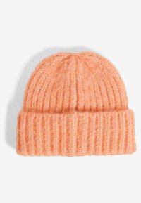 Căciula tricotată cu model ribat, dintr-un material moale și texturat de culoare coral, având un tiv pliat și vârf rotund, ideală pentru a oferi căldură în vreme rece.