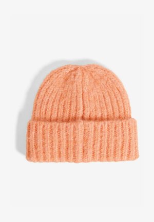 Ribbede strikhat i blødt, struktureret koralfarvet materiale med en foldet kant og rund top, ideel til varme i køligere vejr.