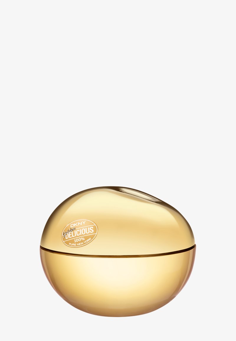 Botella ovalada de perfume dorada y brillante con el logo "DKNY Golden Delicious 100% Pure New York" en el frente sobre un fondo blanco.