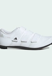 Weiße Radschuhe mit drei Klettverschlüssen, strukturiertem Design und perforiertem Zehenbereich. Schwarze Sohle mit dreieckigem Grip-Muster.