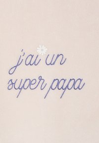 „Ich habe einen tollen Papa“ in blauer Schrift auf weichem beigem Stoff gestickt, mit einer kleinen weißen Blume über dem Buchstaben „i“. 