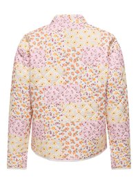 Veste matelassée à manches longues, avec un motif floral patchwork en tons rose, orange, jaune et blanc.
