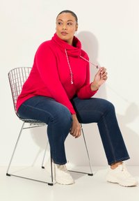 Ulla Popken MIT STEHKRAGEN RAGLANFORM LANGE ÄRMEL  - Sudadera - classic red