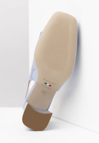 Chaussure à talons hauts bleu clair avec une semelle beige texturée, dotée d'un talon d'accent couleur beige clair. Marquée "NeroGiardini" et taille 37.