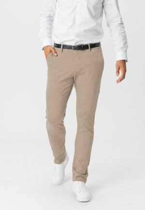 TEESHOPPEN, PERFORMANCE PANTS X™ (SLIM) - Панталони тип чино - sand