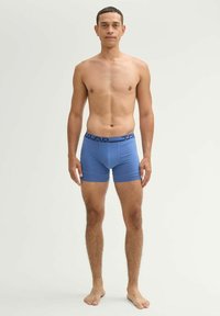 Férfi kék, rugalmas pamut boxeralsó fekete elasztikus derékpánttal. Testhezálló design, puha tapintással, mindennapi viseletre alkalmas.