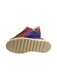 Sneakers in pelle viola con texture a coccodrillo, tacco con accento rosso, lacci marroni e suola in gomma beige spessa e scanalata.