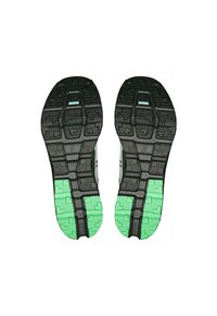 Semelles de chaussures de course noires avec motifs texturés ; sections d'accent vertes ; matériau en caoutchouc durable ; conçu pour la traction et la stabilité.