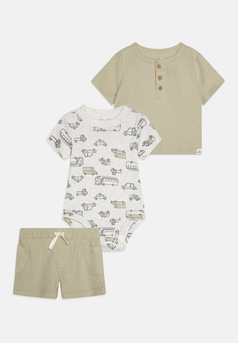 Trojni set obleke za dojenčke: olivno zelena teksturirana majica s kratkimi rokavi in gumbi, svetlo siva bodi z motivi vozil ter olivno zeleni kratki hlače.