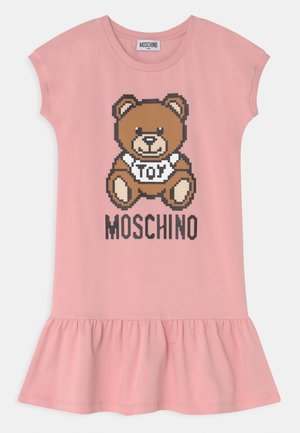 Lyserød kortærmet kjole med pixel-bjørne grafik, "TOY" tekst og "MOSCHINO" print, med en flæsekant nederst.