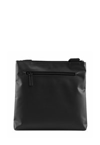 Bolsa negra con cremallera hecha de un material suave y duradero. Cuenta con un bolsillo frontal y una correa ajustable. Forma rectangular, diseño minimalista.