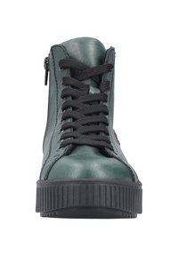 Basket haute en cuir vert avec lacets noirs, semelle en caoutchouc, fermeture éclair sur le côté et détail rouge sur le talon. Surface texturée et design robuste.