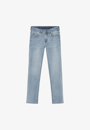 Lyseblå denimjeans med lige ben, fem lommer, knaplukning og logo på linningen; glat tekstur og minimal falmning.