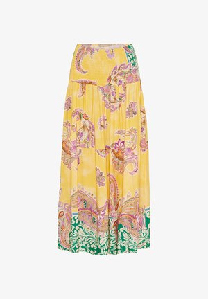 Gul maxiskørt i stof med rosa og grønne paisley-mønstre, elastisk talje og en grøn blomsterdetalje ved kanten.