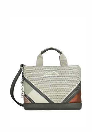 Bolso compacto con frontal perforado beige, acentos geométricos en marrón y gris oscuro, asas superiores y correa de hombro desmontable con encanto decorativo.