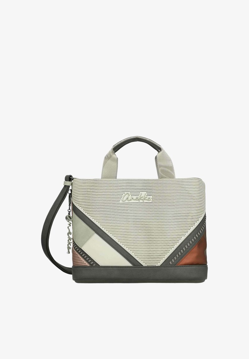 Bolso compacto con frontal perforado beige, acentos geométricos en marrón y gris oscuro, asas superiores y correa de hombro desmontable con encanto decorativo.