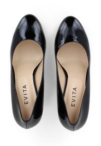 Décolleté in vernice nera con punta rotonda, lati aperti e soletta imbottita beige con il marchio "EVITA".