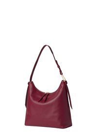 Bordeaux leren handtas met een gestructureerde afwerking, gebogen vorm, verstelbare schouderriem en een ritssluiting met een decoratieve strikdetail.