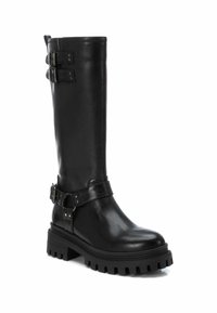 Bota de cuero negro hasta la rodilla con punta redonda, superficie texturizada, doble correa con hebillas y una suela robusta y resistente.
