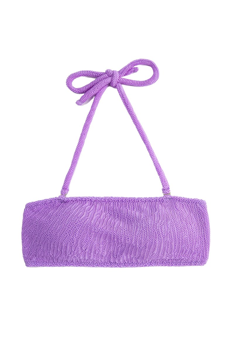 Top de bikini bandeau texturizado en púrpura con una correa de cuello de halter atada, contra un fondo blanco.