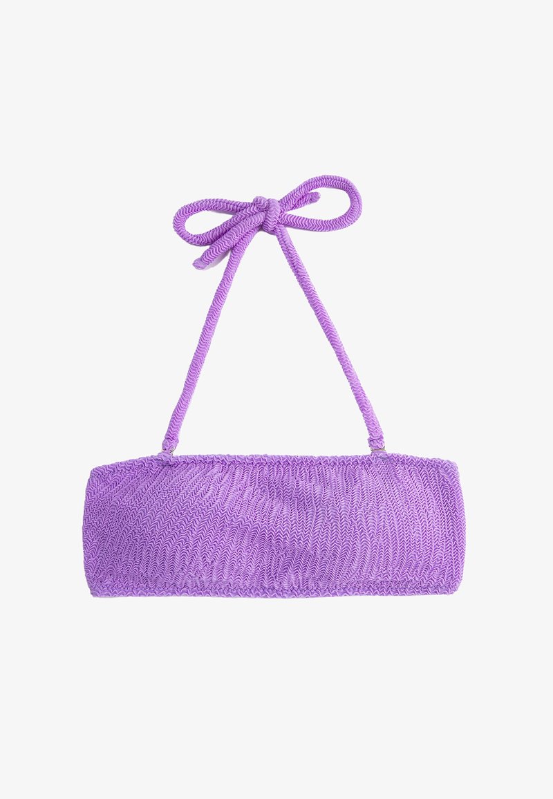 Top de bikini bandeau texturizado en púrpura con una correa de cuello de halter atada, contra un fondo blanco.