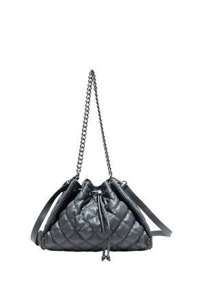 Sac à main en cuir noir matelassé avec fermeture à cordon, poignée chaîne argentée et bandoulière en cuir supplémentaire.