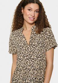 Leopardenmusterkleid in Beige- und Brauntönen, mit einem Kragenhalsauschnitt, kurzen Ärmeln und einem ausgestellten Saum mit gerafften Details.